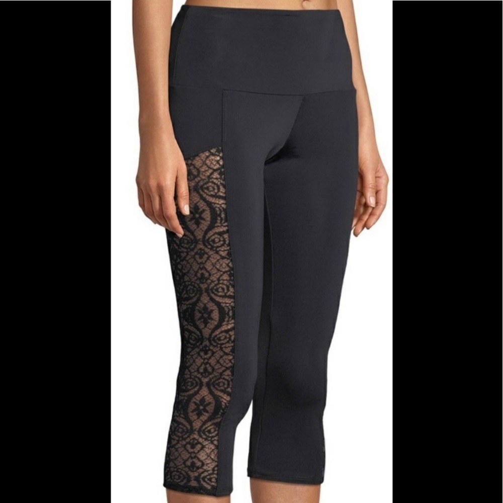 Onzie Stunner Capri leggings size XS NWT